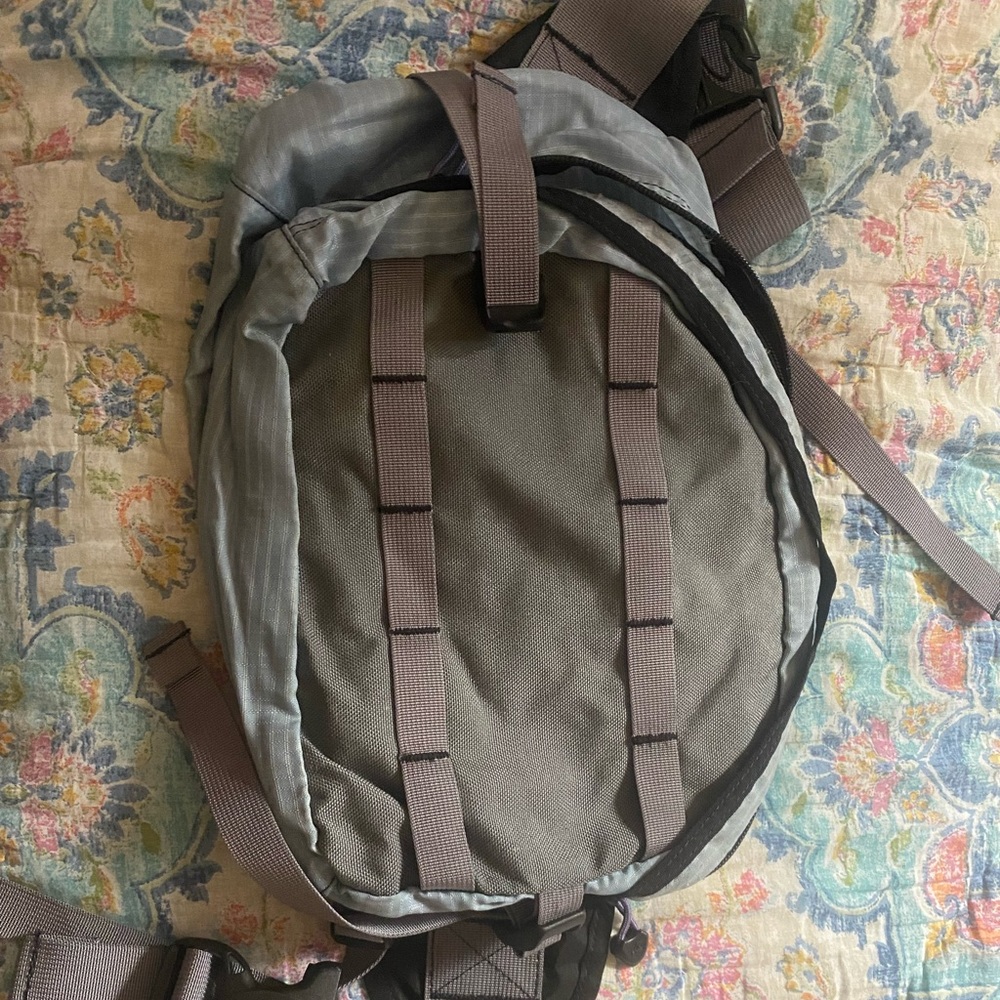 Big fanny pack, used but good condition, 2 compartments, adjustable
